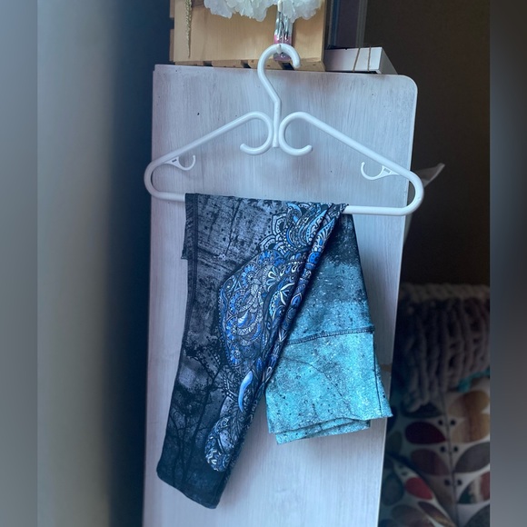 Mandela Yoga Capris - Picture 1 of 2